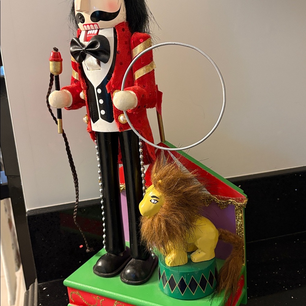 19” Christmas Circus Ringleader Lion Tamer Nutcracker w Lion and Big Top Vintage - Picture 13 of 13